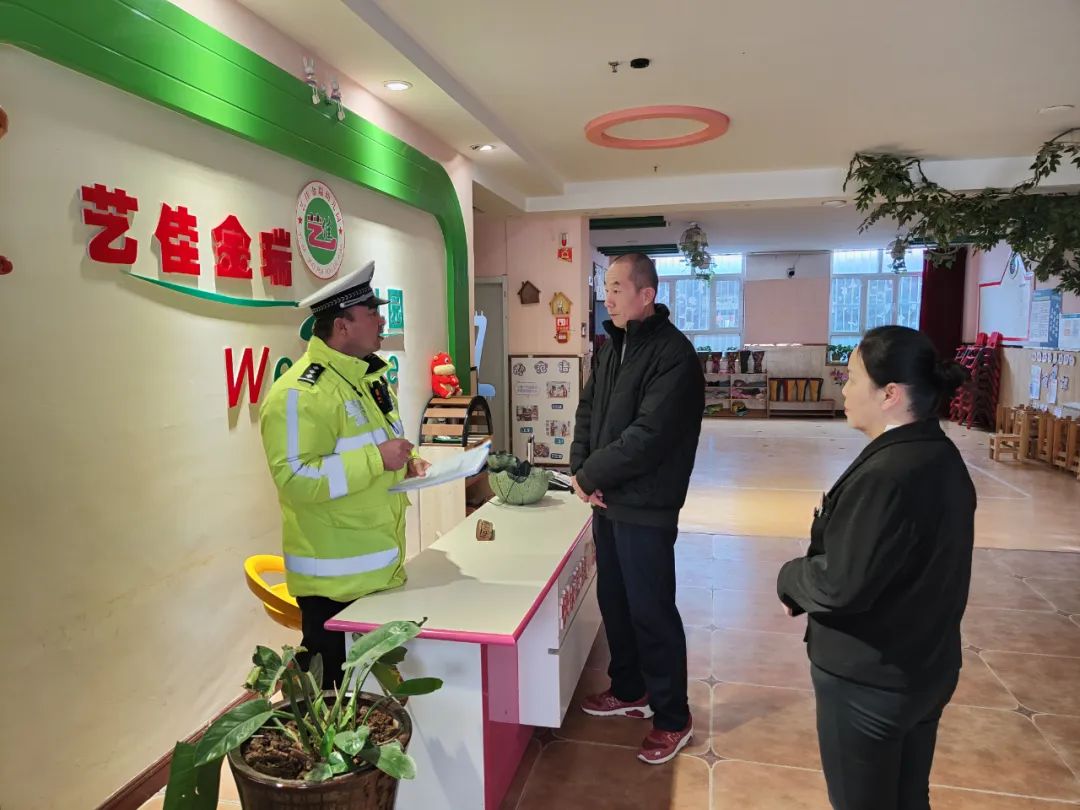 【校車檢查】阿克蘇市交警深入幼兒園對(duì)校車進(jìn)行“大檢查、排隱患” 圖片