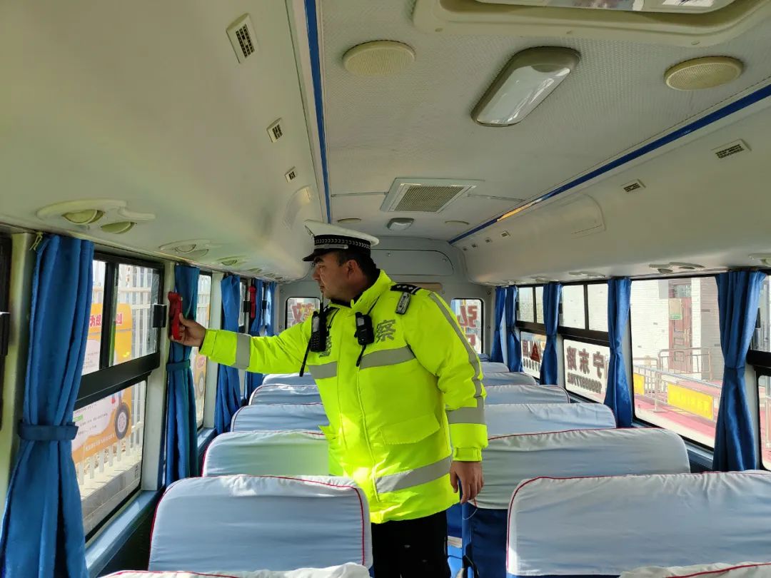 【校車檢查】阿克蘇市交警深入幼兒園對(duì)校車進(jìn)行“大檢查、排隱患” 圖片
