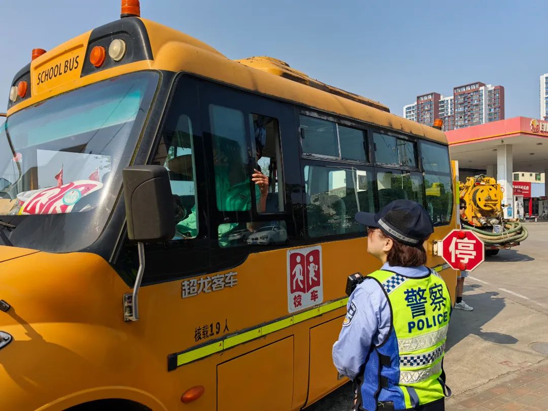 定安公安交警嚴(yán)把校車安全關(guān)，筑牢學(xué)生“安全路”！