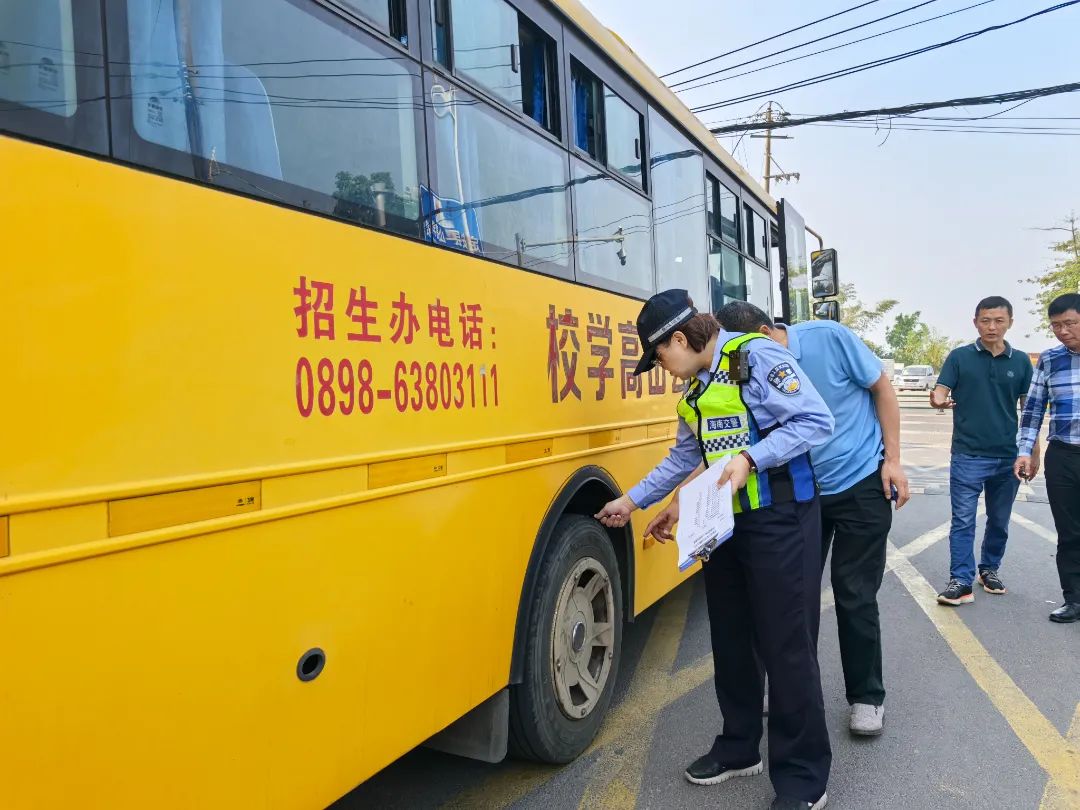 定安公安交警嚴(yán)把校車安全關(guān)，筑牢學(xué)生“安全路”！