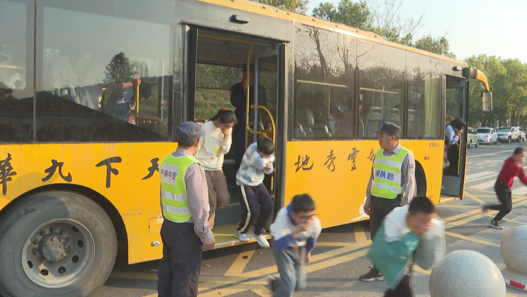九華山舉行校車火警應急逃生演練