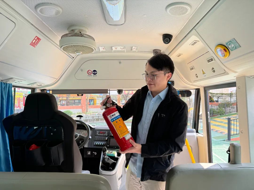 【安全演練】秋長益華幼兒園“平安乘車，安全‘童’行”校車安全演練活動