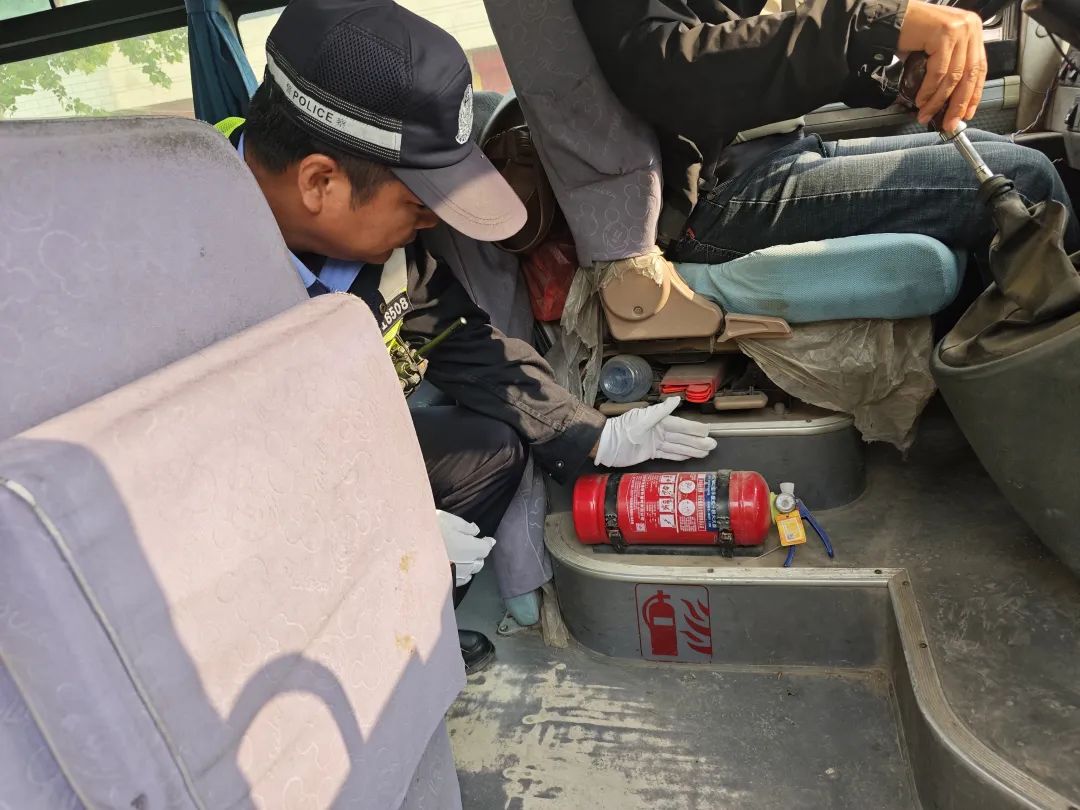 懷遠交警對校車進行安全檢查/ 圖片