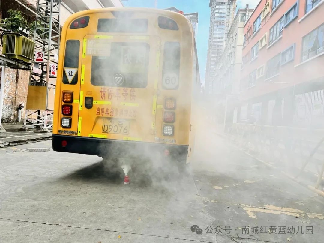 【筑牢安全防線 守護幼兒出行】——紅黃藍幼兒園校車安全應(yīng)急疏散演練
