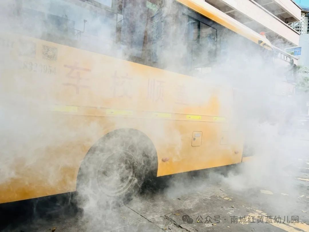【筑牢安全防線 守護幼兒出行】——紅黃藍幼兒園校車安全應(yīng)急疏散演練