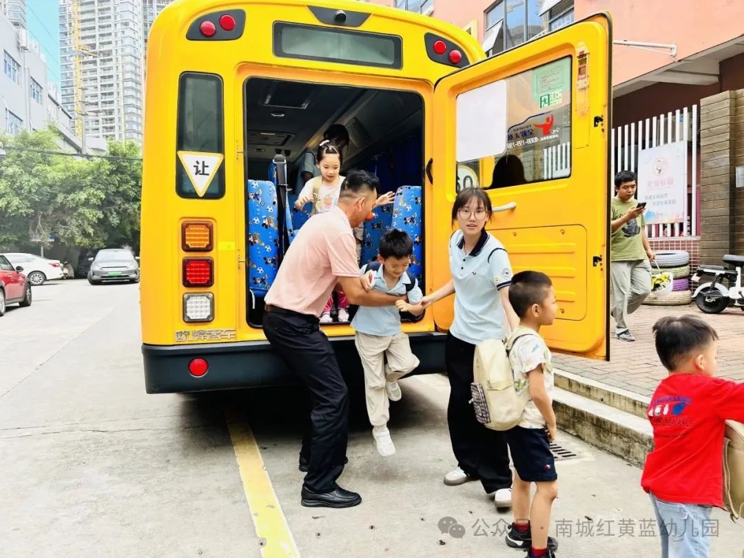 【筑牢安全防線 守護幼兒出行】——紅黃藍幼兒園校車安全應(yīng)急疏散演練