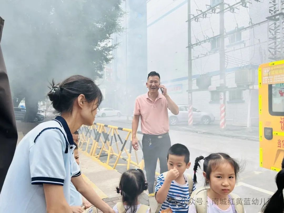 【筑牢安全防線 守護幼兒出行】——紅黃藍幼兒園校車安全應(yīng)急疏散演練