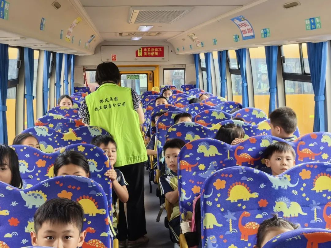 聚焦安全，守護校園——紫南小學校車安全應急疏散演練