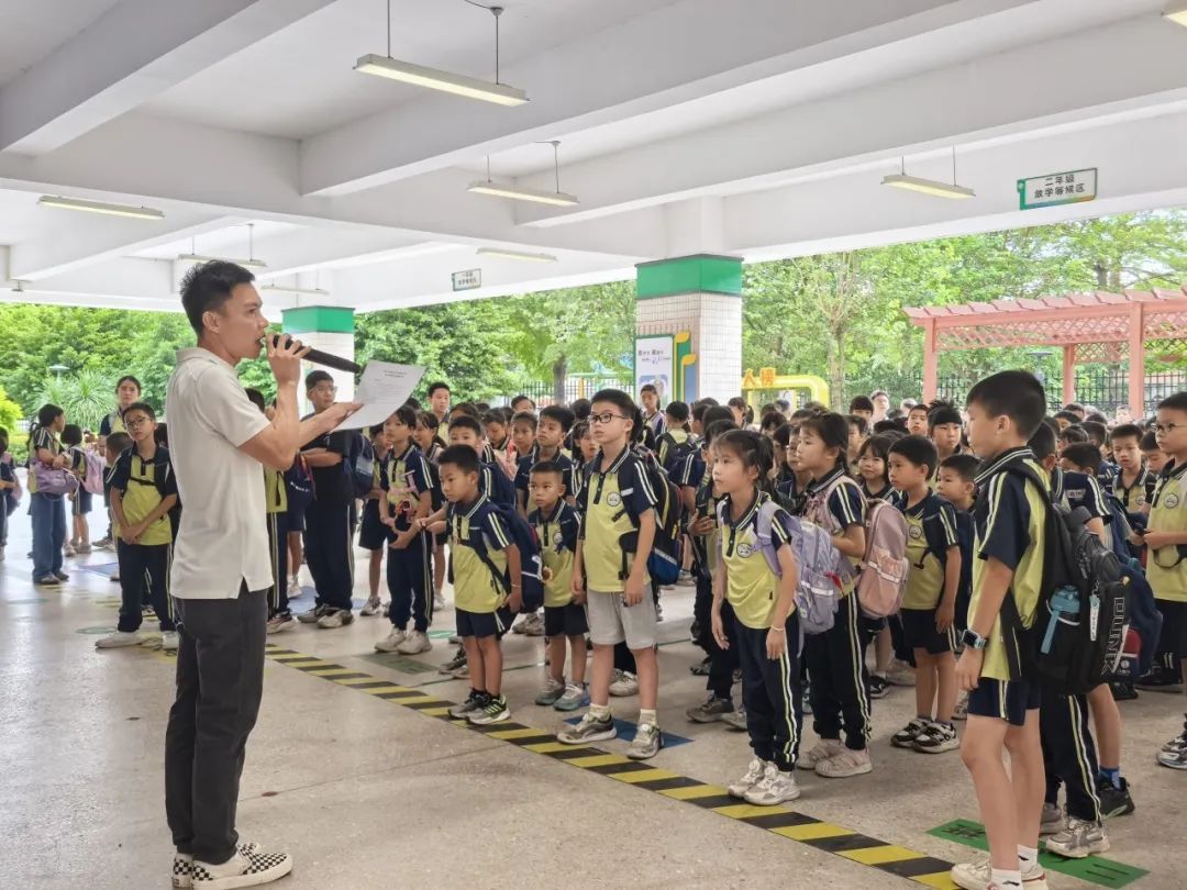 聚焦安全，守護校園——紫南小學校車安全應急疏散演練