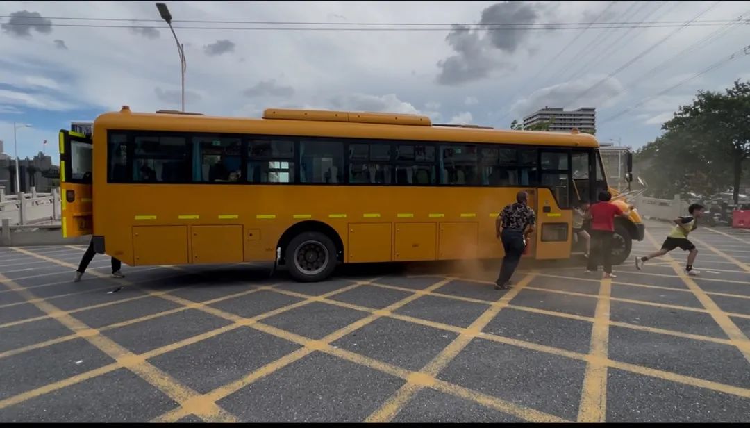 聚焦安全，守護校園——紫南小學校車安全應急疏散演練