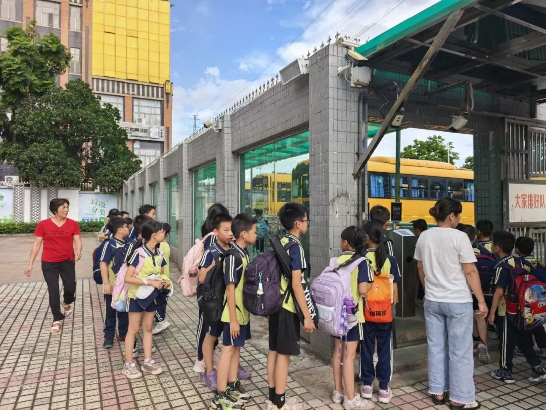 聚焦安全，守護校園——紫南小學校車安全應急疏散演練
