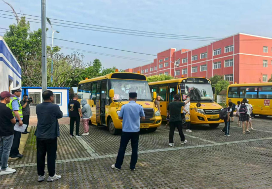 遼中區(qū)開展校車聯(lián)合檢查 全力守護(hù)學(xué)生出行安全 圖片