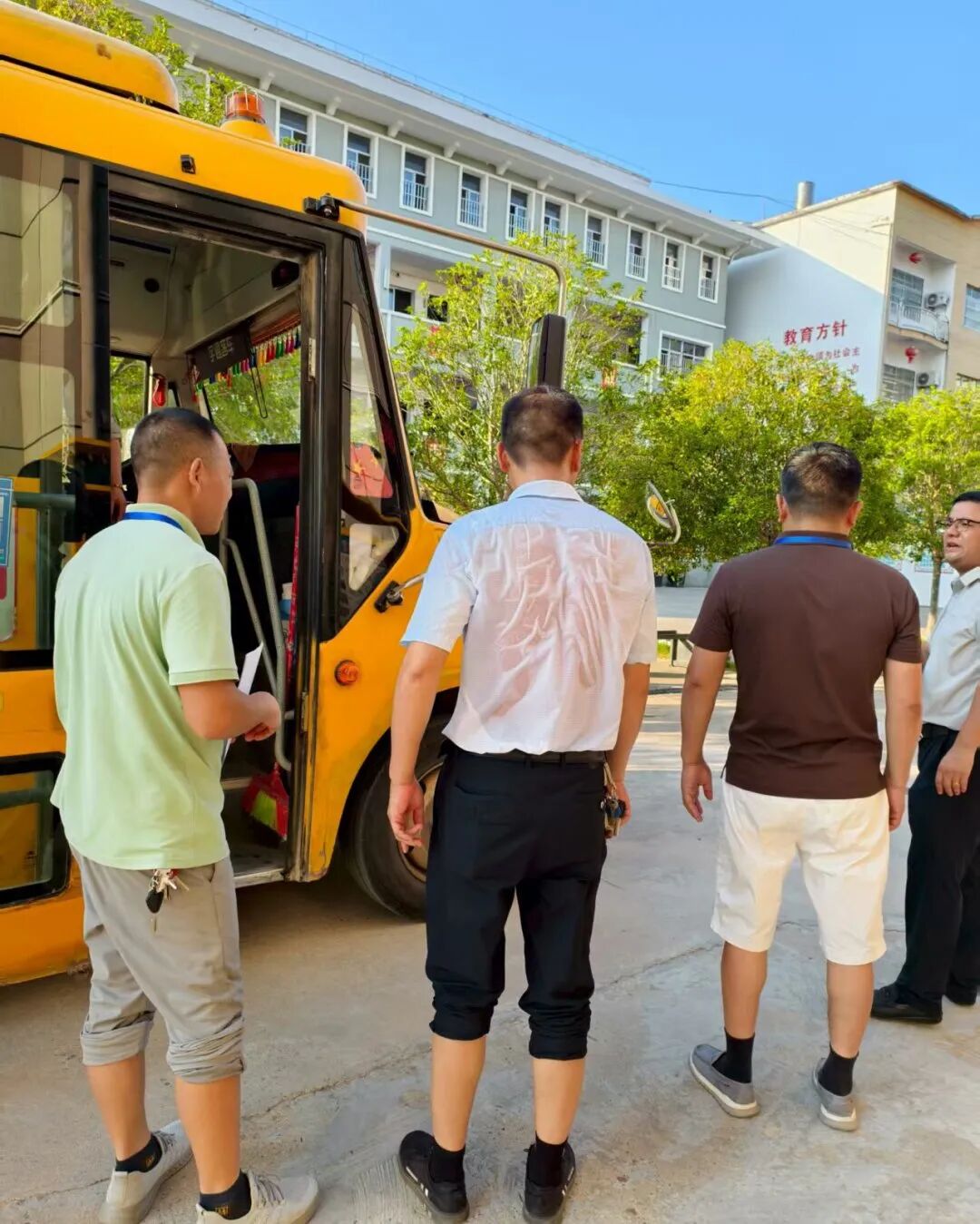 溫情護(hù)航學(xué)子回家路——古埠鎮(zhèn)中心小學(xué)新學(xué)期校車送歸服務(wù)首日平穩(wěn)運(yùn)行