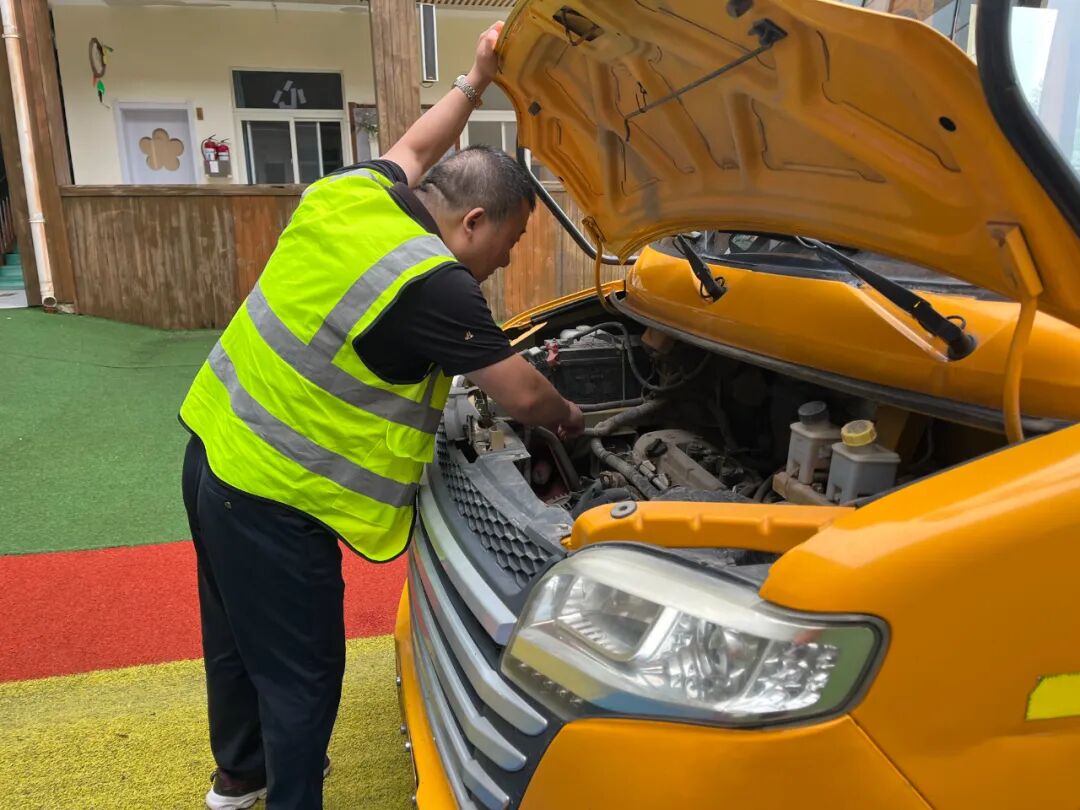 筑牢校車安全，守護成長之路——花兒朵朵幼兒園2025年秋季校車安全應急疏散演練