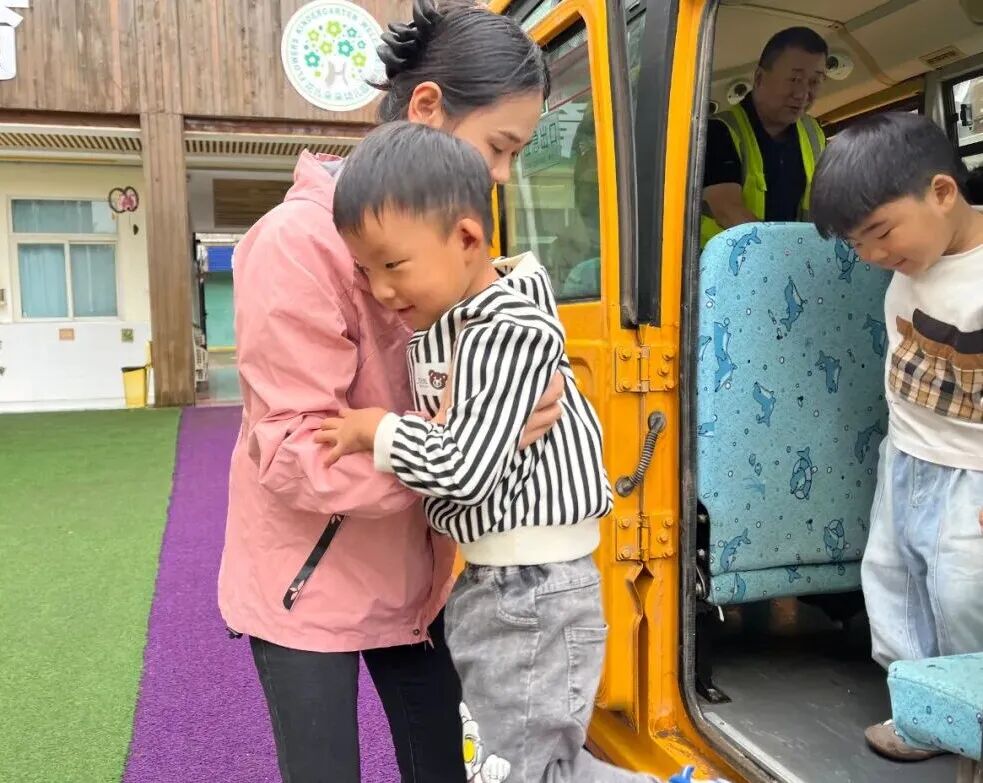 筑牢校車安全，守護成長之路——花兒朵朵幼兒園2025年秋季校車安全應急疏散演練