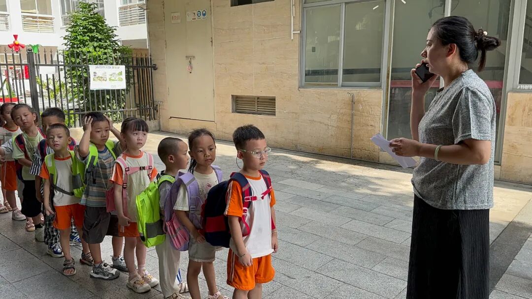 【平安校園】為愛護航，平安校車伴我行 ——石獅市恩啟頓幼兒園校車應急疏散演練