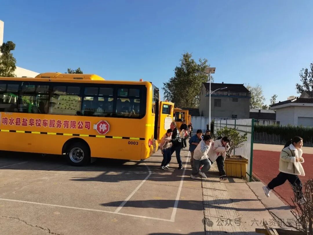 多方聯動,共保安全-------六套中心小學開展校車消防培訓與疏散演練 微信圖片_20251105171150_89_119.jpg