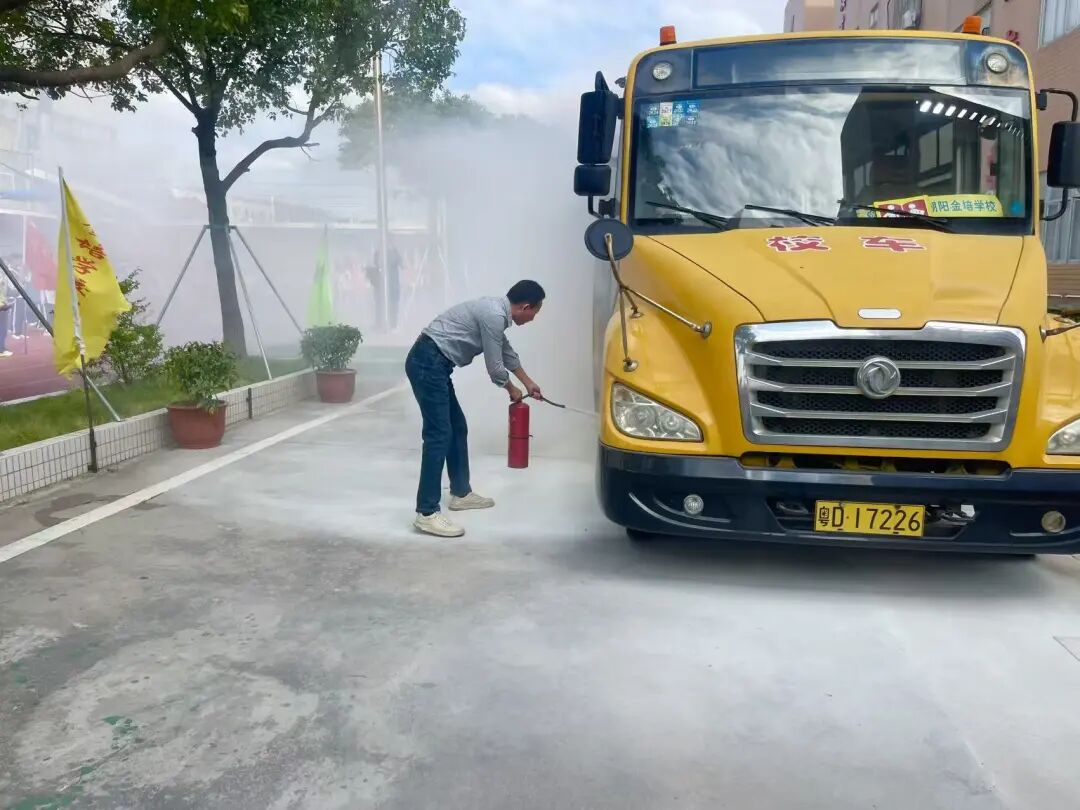 校車緊急疏散演練，為學子安全 “保駕護航”