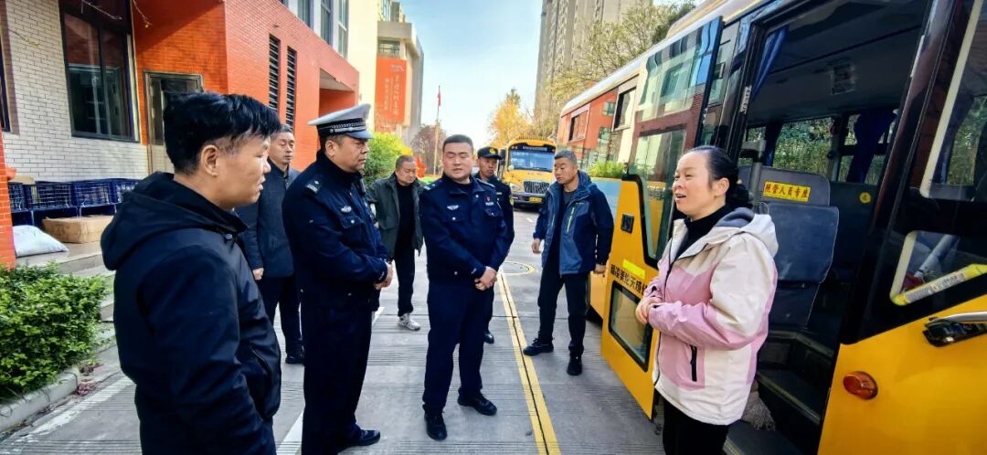 楊陵交警聯合楊陵區教育局、交通局對全區校車開展安全檢查