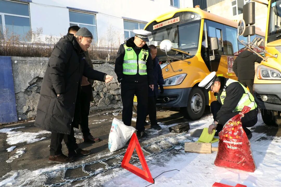 長白交警大隊聯合多方開展校車安全專項檢查 織密“122”學生出行安全防護網