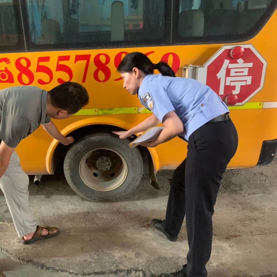 織密學生交通安全防護網，潮南交警加強校車安全檢查和校車司機安全宣傳教育