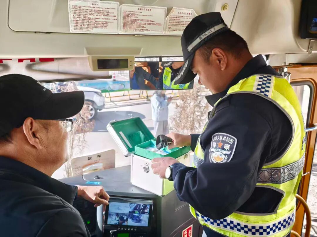 都蘭交警:開展校車安全檢查暨知識講座 全方位筑牢校園出行安全防線 圖片